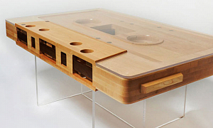 Деревянный столик в форме аудиокассеты