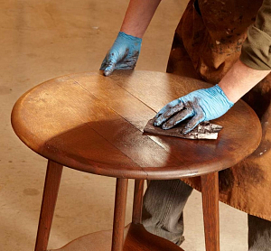 Как отреставрировать деревянный стол?