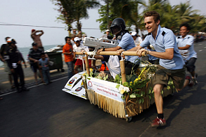 В Таиланде проходят гонки на кроватях