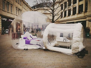 Кровать в пузыре на британской улице 